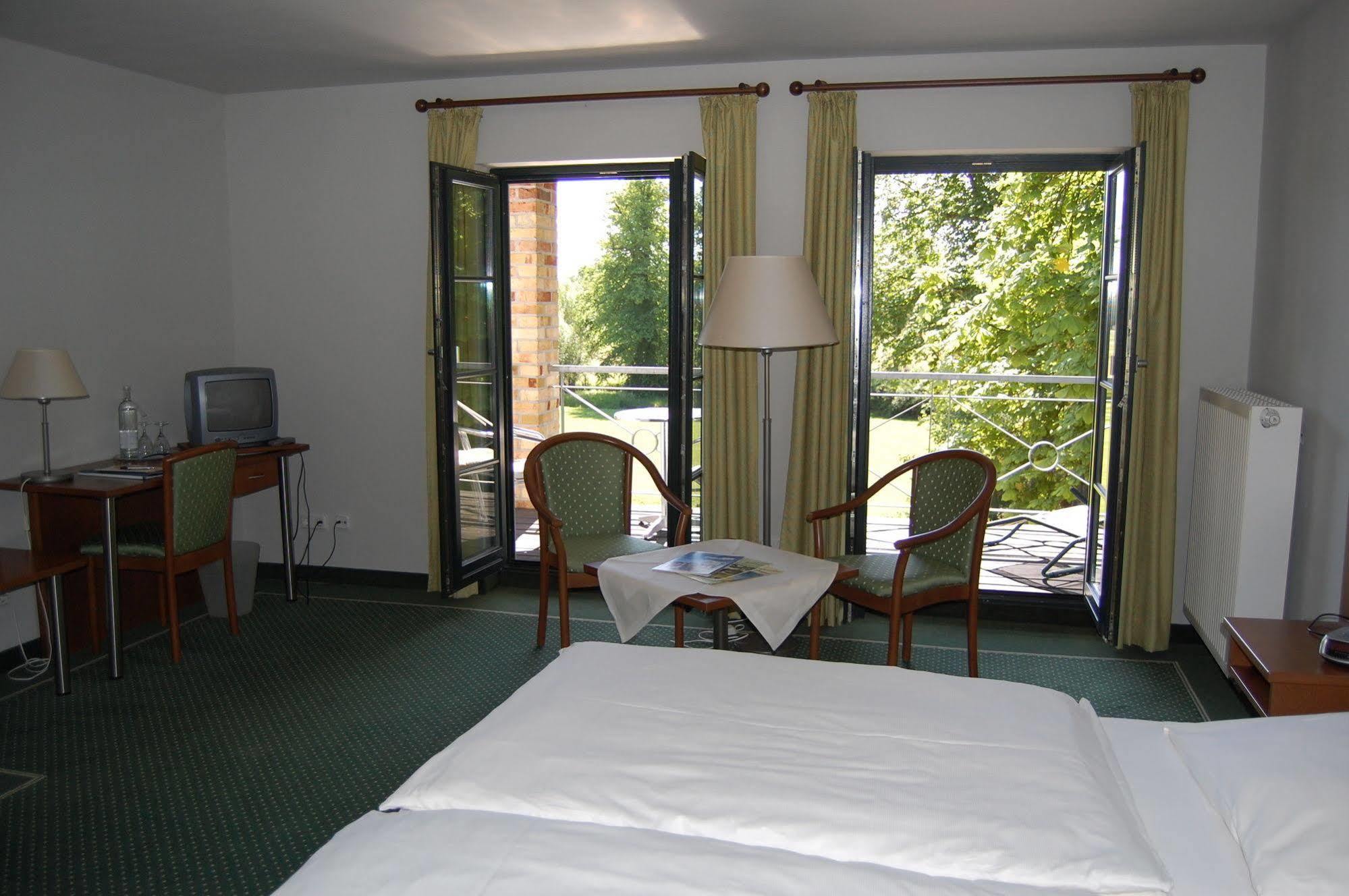 Gutshaus Redewisch Hotel & Restaurant Boltenhagen  Exterior photo